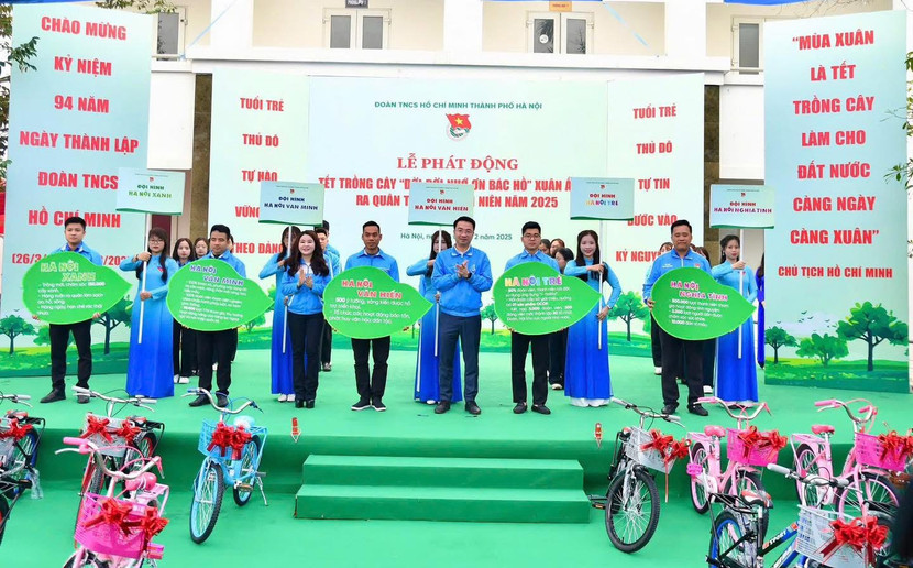 Bí thư Trung ương Đoàn, Chủ tịch Hội Liên hiệp Thanh niên Việt Nam Nguyễn Tường Lâm, Bí thư Thành đoàn Hà Nội Chu Hồng Minh (thứ ba và năm từ phải sang) giao chỉ tiêu nhiệm vụ cho 5 đội hình tình nguyện Tháng Thanh niên năm 2025 của tuổi trẻ Thủ đô Bí thư Trung ương Đoàn, Chủ tịch Hội Liên hiệp Thanh niên Việt Nam Nguyễn Tường Lâm, Bí thư Thành đoàn Hà Nội Chu Hồng Minh (thứ ba và năm từ phải sang) giao chỉ tiêu nhiệm vụ cho 5 đội hình tình nguyện Tháng Thanh niên năm 2025 của tuổi trẻ Thủ đô