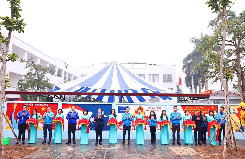 Đại diện các bộ, ngành, đoàn thể cắt băng khánh thành công trình tuyến đường thanh niên tự quản Đại diện các bộ, ngành, đoàn thể cắt băng khánh thành công trình tuyến đường thanh niên tự quản