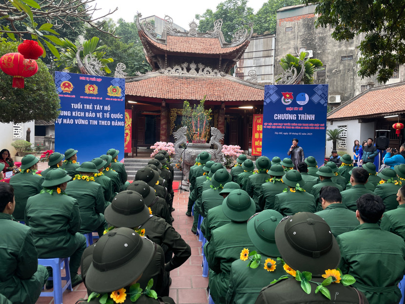 57 tân binh quận Tây Hồ tại chương trình gặp mặt diễn ra tại Đền Đồng Cổ