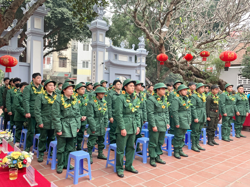 Các tân binh cùng sinh hoạt truyền thống, nghe giới thiệu về lịch sử, truyền thống của đền Đồng Cổ...