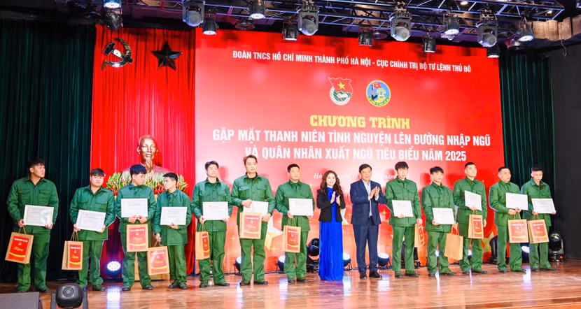 Trao Giấy chứng nhận và quà tặng thanh niên tình nguyện lên đường nhập ngũ năm 2025