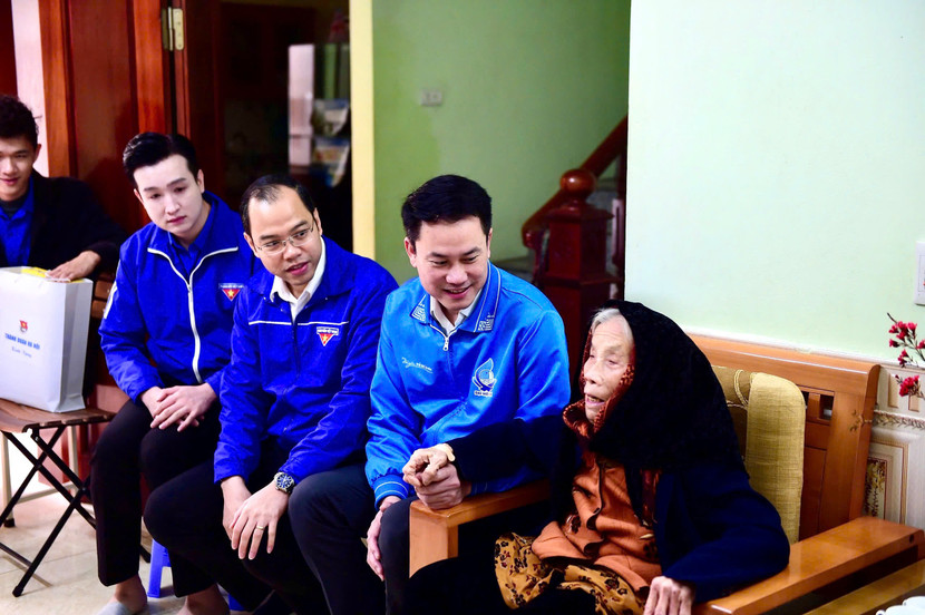 Đại diện lãnh đạo các đoàn thể thăm và tặng quà gia đình chính sách Đại diện lãnh đạo các đoàn thể thăm và tặng quà gia đình chính sách