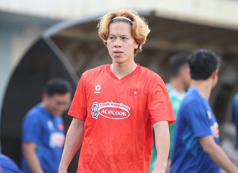 Tiền vệ Viktor Lê Tiền vệ Viktor Lê