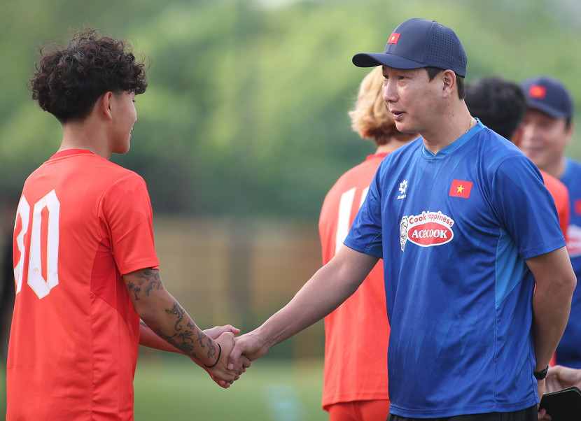 HLV Kim Sang-sik thăm hỏi cầu thủ Việt kiều Alex Bùi HLV Kim Sang-sik thăm hỏi cầu thủ Việt kiều Alex Bùi