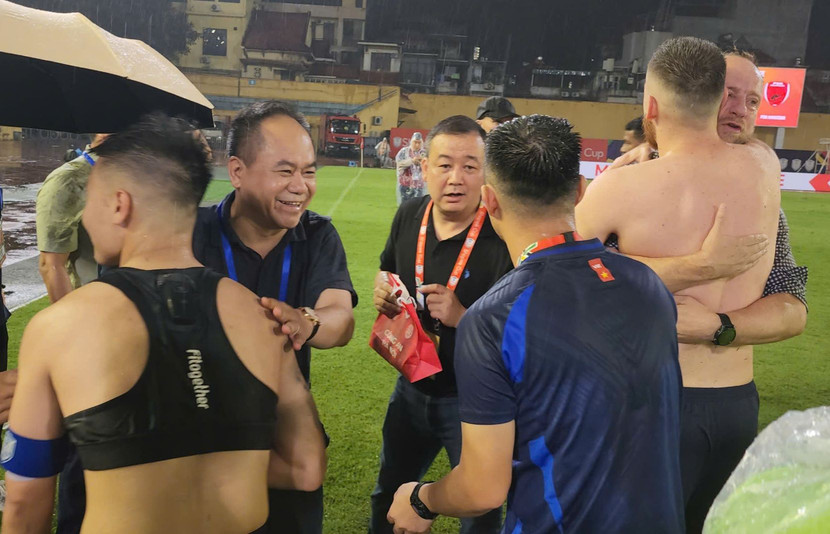 Thiếu tướng Nguyễn Thanh Tùng - Giám đốc CATP Hà Nội (thứ hai từ trái qua) chia vui cùng Quang Hải và đồng đội với tấm vé chung kết Đông Nam Á