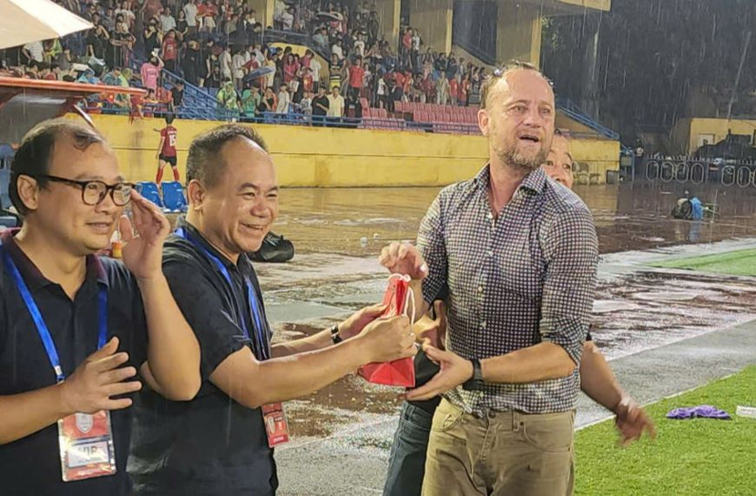 Thiếu tướng Nguyễn Thanh Tùng - Giám đốc CATP Hà Nội (giữa) chúc mừng HLV Mano Polking và học trò