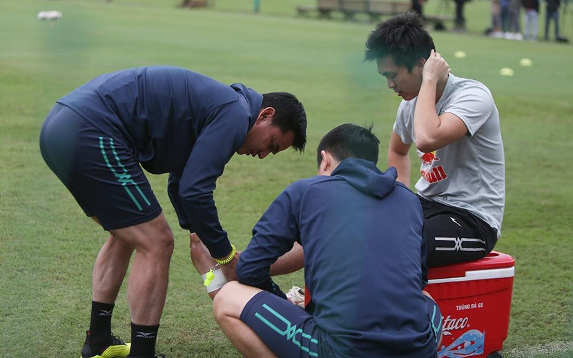 HLV Kiatisak tự tay băng bó cho Tuấn Anh