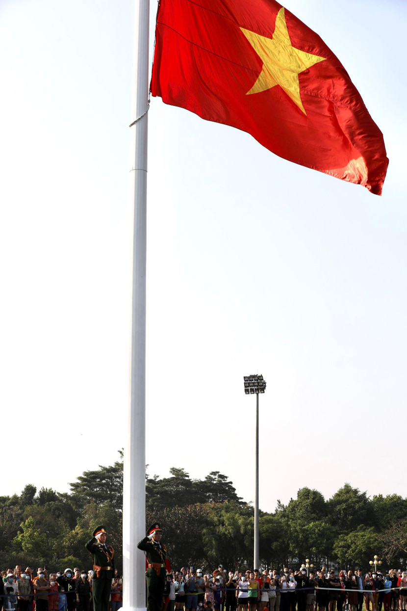 Lá cờ Tổ quốc bay giữa bầu trời Tây Nguyên