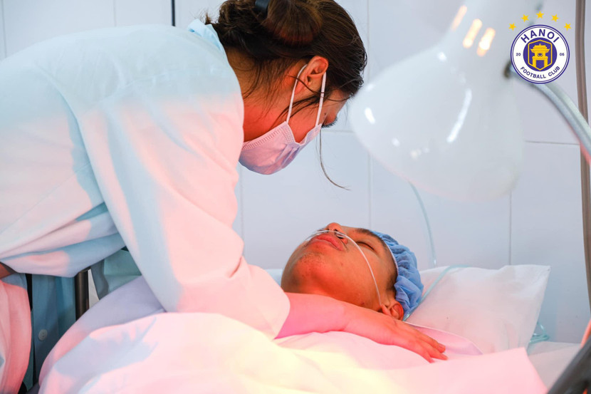 Đỗ Hùng Dũng sau ca phẫu thuật (Ảnh: CLB Hà Nội)