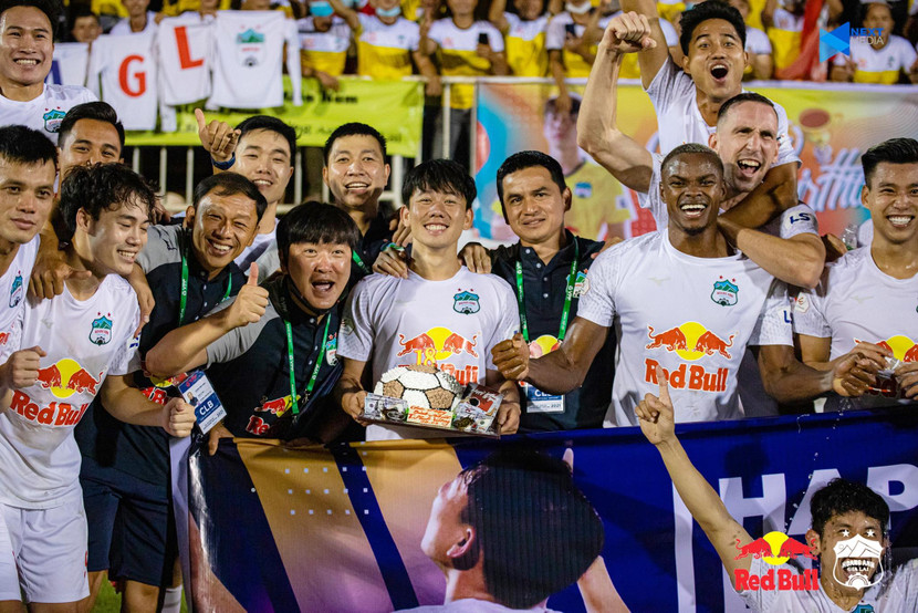 Minh Vương được đồng đội tổ chức sinh nhật trên sân Minh Vương được đồng đội tổ chức sinh nhật trên sân