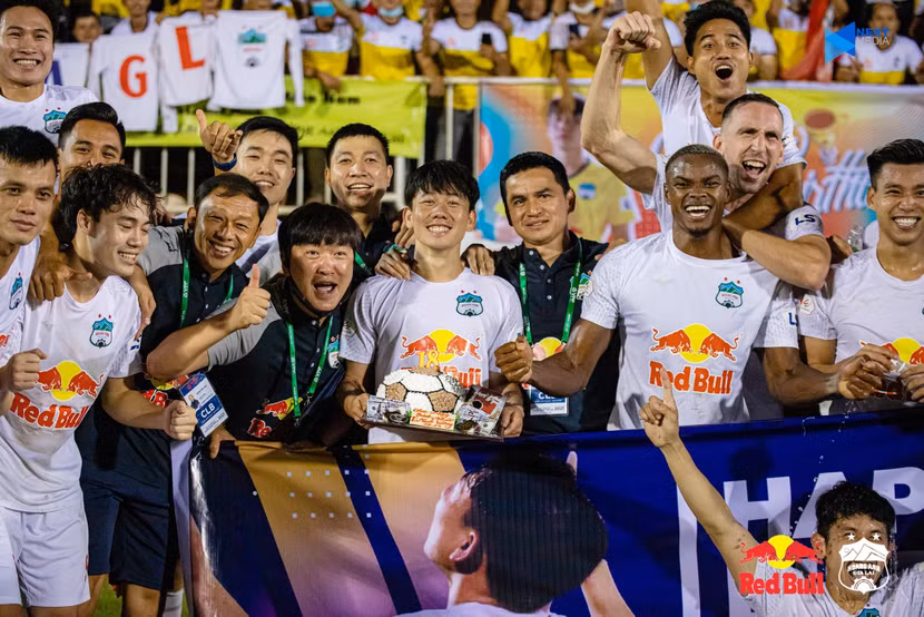 Minh Vương được đồng đội tổ chức sinh nhật trên sân