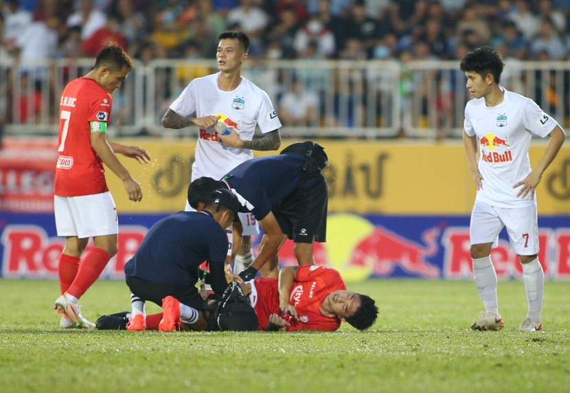 Lee Nguyễn (nằm sân) có ngày trở về không như ý Lee Nguyễn (nằm sân) có ngày trở về không như ý