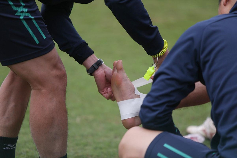 Cận cảnh vết đau được băng bó của Tuấn Anh