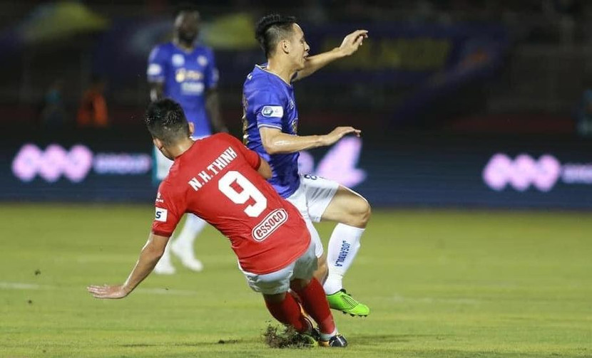 Pha bóng phi thể thao của Ngô Hoàng Thịnh dành cho Đỗ Hùng Dũng (Ảnh: Lâm Thỏa)