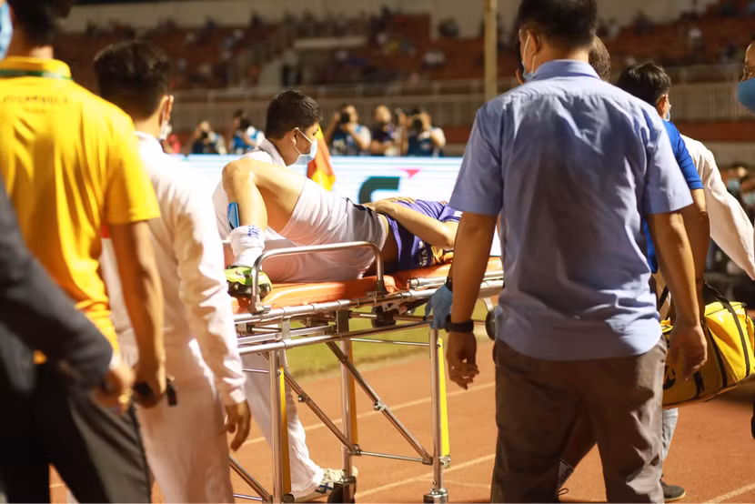 Hùng Dũng lên xe đi cấp cứu