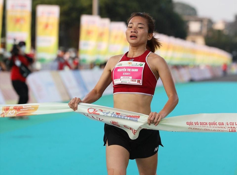 Nguyễn Thị Oanh cán đích đầu tiên (Ảnh: Như Ý)