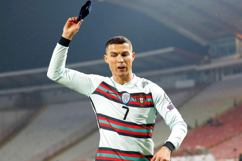 Hành động ném băng đội trưởng của Ronaldo