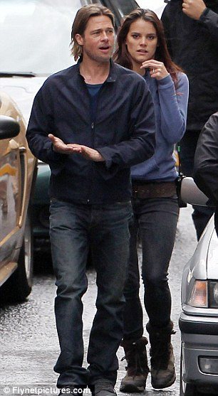 Hai người luôn đi cạnh nhau khiến dư luận hiểu nhầm Hai người luôn đi cạnh nhau khiến dư luận hiểu nhầm