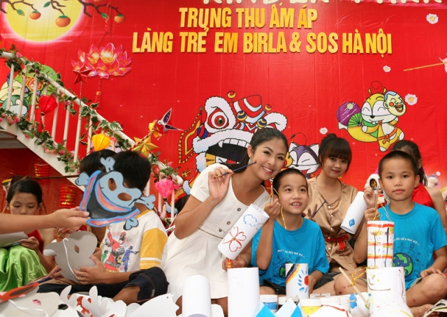 Sự xuất hiện của HH Ngọc Hân khiến các em bất ngờ và thích thú