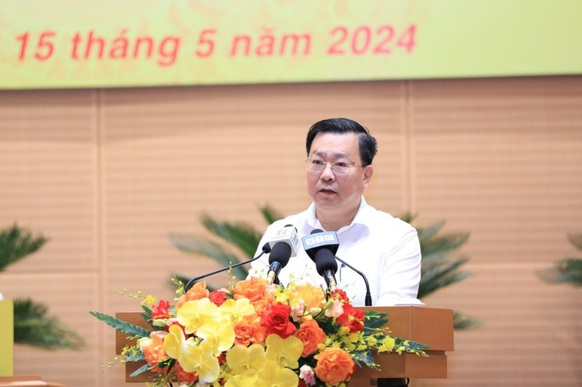 Giám đốc Sở Xây dựng Võ Nguyên Phong trình bày tờ trình