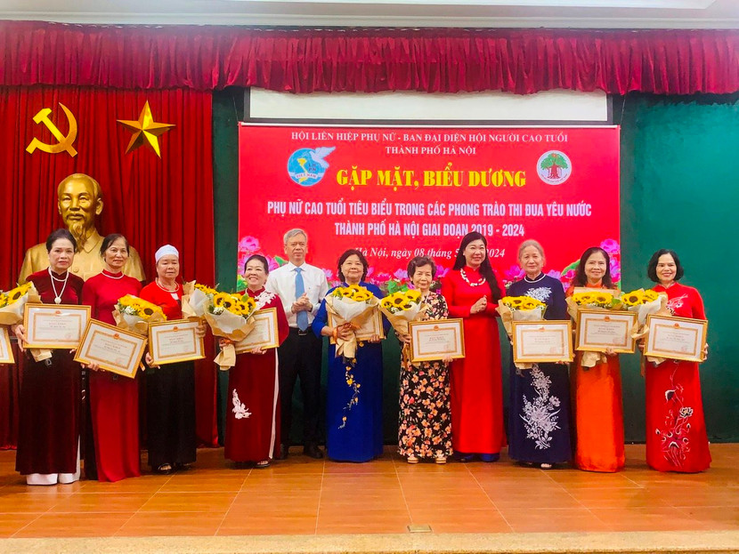 Lãnh đạo Trung ương Hội Người cao tuổi Việt Nam và Ủy ban Mặt trận Tổ quốc Việt Nam thành phố Hà Nội trao bằng khen cho các cá nhân tiêu biểu