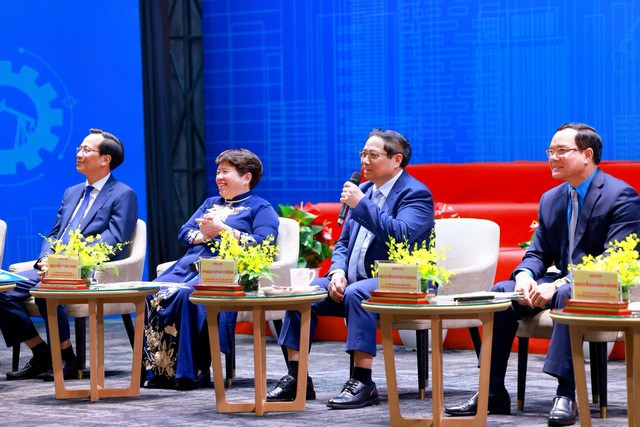 Thủ tướng Phạm Minh Chính và các đồng chí lãnh đạo giao lưu với các đại biểu Thủ tướng Phạm Minh Chính và các đồng chí lãnh đạo giao lưu với các đại biểu