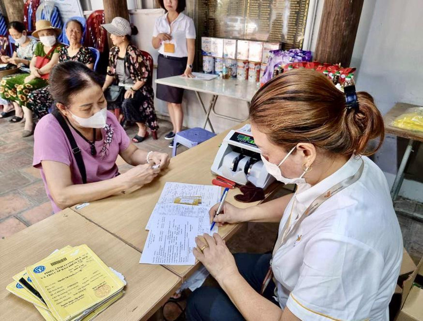 Thực hiện chi trả lương hưu cho người dân