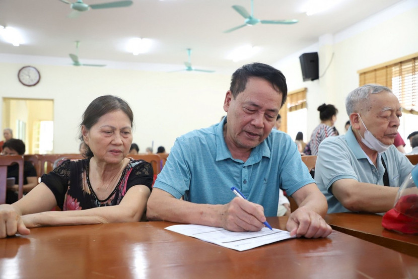 Người dân làm thủ tục chuyển đổi phương thức nhận lương hưu hằng tháng