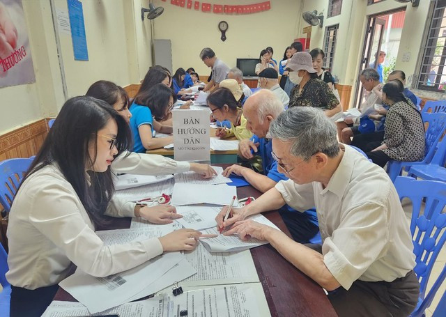 Người dân đăng ký nhận lương hưu, trợ cấp bảo hiểm xã hội qua tài khoản