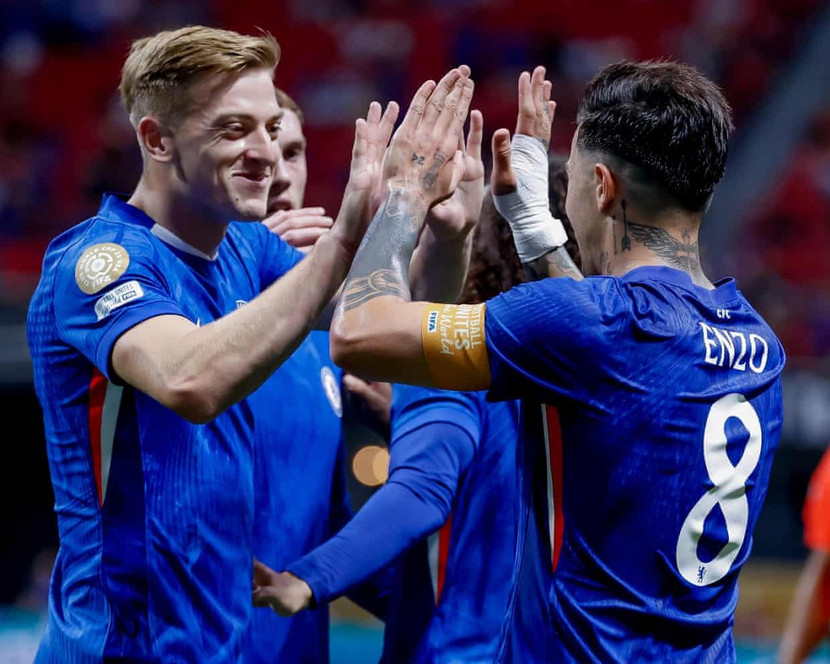 Delap (trái) ra mắt ấn tượng trong màu áo Chelsea