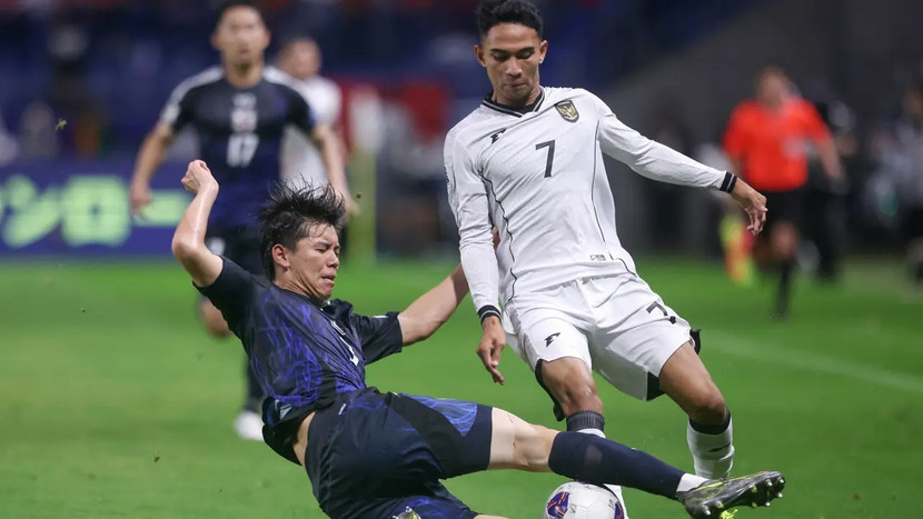 Indonesia (trắng) không thể chống cự sức mạnh của Nhật Bản