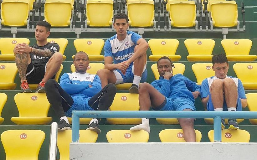 Cầu thủ Than Quảng Ninh "đình công" trên khán đài (Ảnh: VNE) Cầu thủ Than Quảng Ninh "đình công" trên khán đài (Ảnh: VNE)