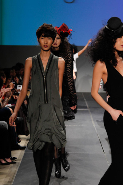 Hoàng Thùy và Tuyết Lan tự tin trình diễn bên cạnh người mẫu quốc tế