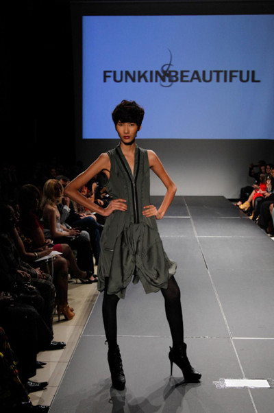 Hoàng Thùy và Tuyết Lan tự tin trình diễn bên cạnh người mẫu quốc tế Hoàng Thùy và Tuyết Lan tự tin trình diễn bên cạnh người mẫu quốc tế