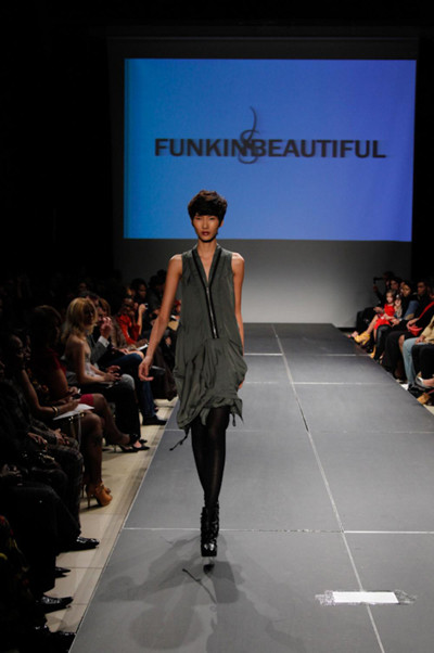 Hoàng Thùy và Tuyết Lan tự tin trình diễn bên cạnh người mẫu quốc tế Hoàng Thùy và Tuyết Lan tự tin trình diễn bên cạnh người mẫu quốc tế