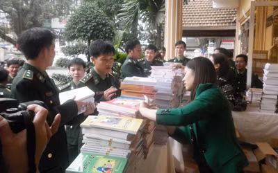 Phát tài liệu dạy xóa mù chữ cho Bộ đội Biên phòng