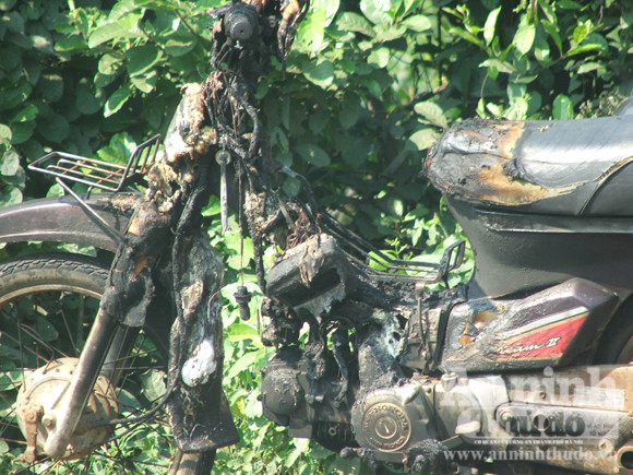 Chiếc xe bị thiêu rụi