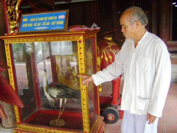 Ông Cao Ngọc Xuân và xác ướp con Hạc tại đền Cuông Ông Cao Ngọc Xuân và xác ướp con Hạc tại đền Cuông