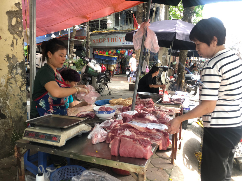Sạp hàng bán thịt lợn tại chợ Kim Liên, Đống Đa, Hà Nội