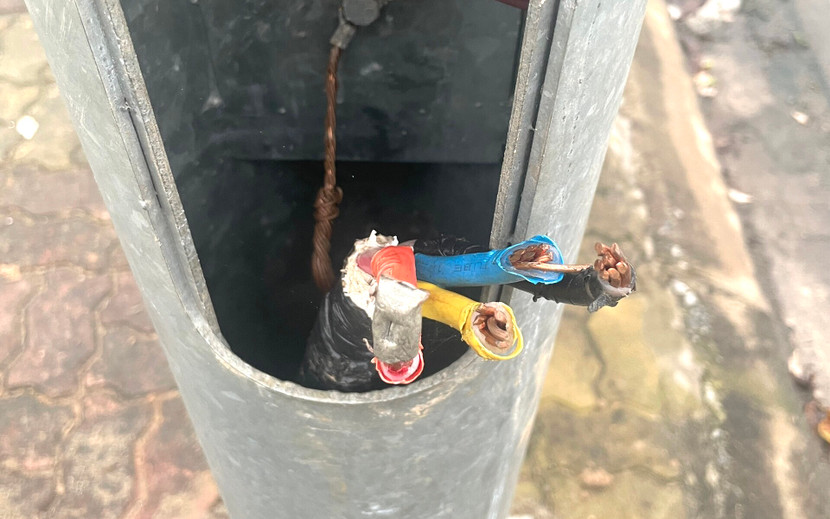 Dấu vết dây cáp điện bị cắt trộm