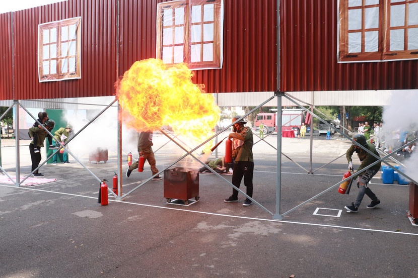 Các thi sinh sôi nổi tranh tài