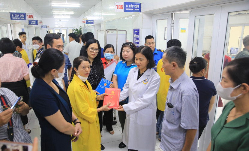 Bà Nguyễn Thị Tuyến, Phó Bí thư Thường trực Thành ủy Hà Nội, thăm hỏi các nạn nhân trong vụ cháy nhà trọ tại phố Trung Kính, điều trị tại Bệnh viện Giao thông vận tải Bà Nguyễn Thị Tuyến, Phó Bí thư Thường trực Thành ủy Hà Nội, thăm hỏi các nạn nhân trong vụ cháy nhà trọ tại phố Trung Kính, điều trị tại Bệnh viện Giao thông vận tải