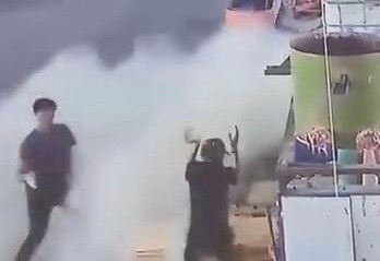 Khoảnh khắc nam công nhân bị cuốn vào trong cùng bao bột mì