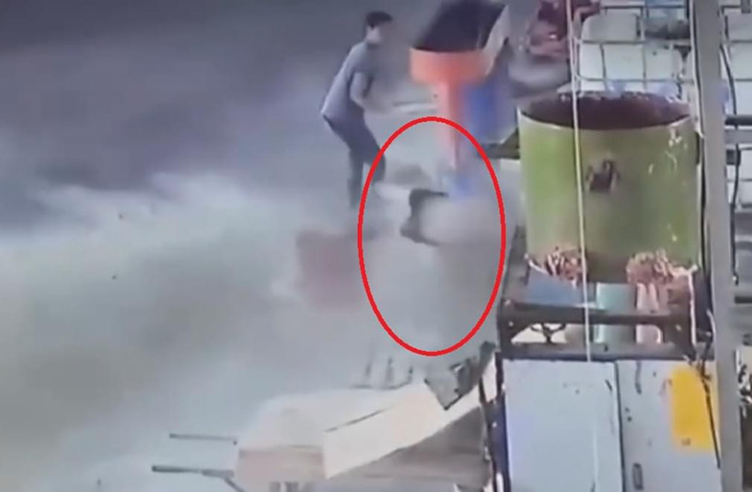 Cả người và bao bột bị cuốn vào máy trộn quay nhiều vòng