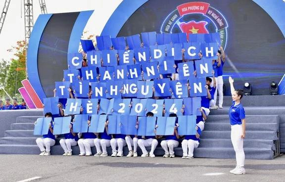 Đồng diễn khởi động lễ ra quân