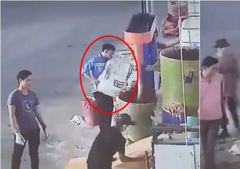 Hình ảnh anh L đổ bột mì vào máy trộn đang chạy