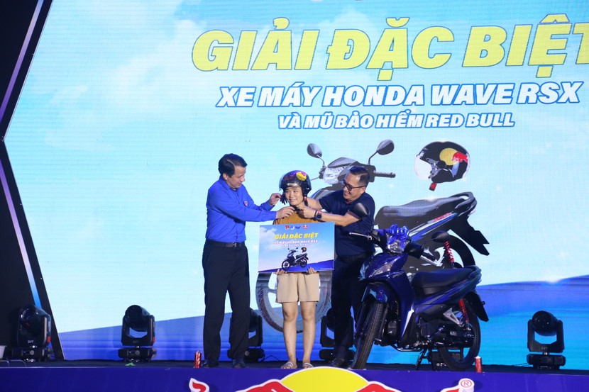 Nhiều thanh niên công nhân nhận được những phần quà giá trị mà ban tổ chức chương trình dành tặng