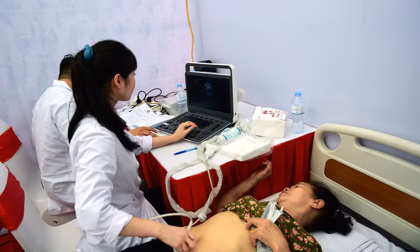 Các bác sĩ đang siêu âm cho bệnh nhân