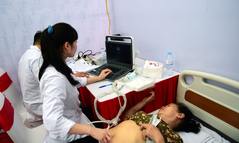 Các bác sĩ đang siêu âm cho bệnh nhân