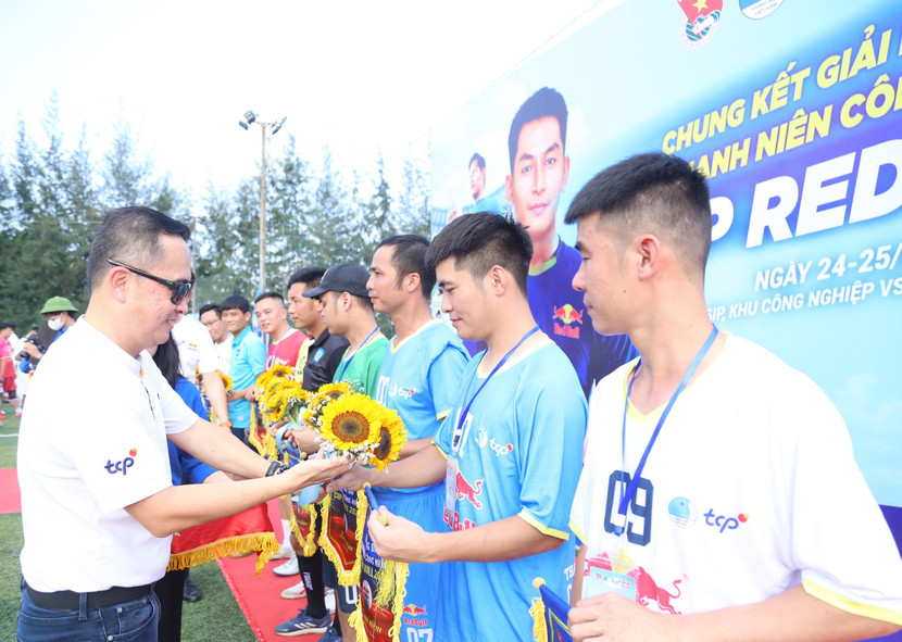 Ban tổ chức tặng cờ lưu niệm cho các đội